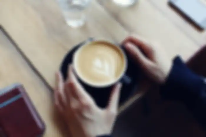 Alih-alih menyebutnya bisa menekan nafsu makan, ia justru mengklaim bahwa bahwa minum kopi sebenarnya dapat membuat kita ingin makan yang manis-manis seperti permen.