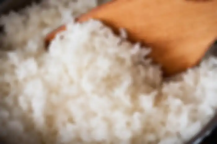Alih-alih membuat sehat, cara memasak nasi yang kita lakukan selama ini dianggap dianggap berbahaya bagi kesehatan tubuh.