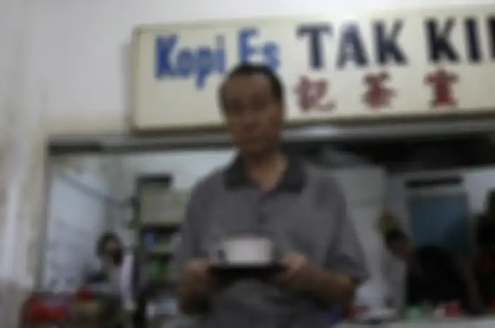 Di balik kedai-kedai kekinian, ada warung kopi kopi yang sudah berdiri sejak jaman penjajahan Belanda. 
