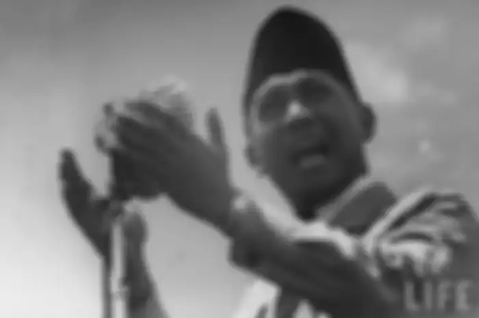“Persetan tuan-tuan semua. Saya pemberontak dan akan selalu memberontak. Saya tidak mau didikte di hari pernikahan saya,” kata Sukarno garang.