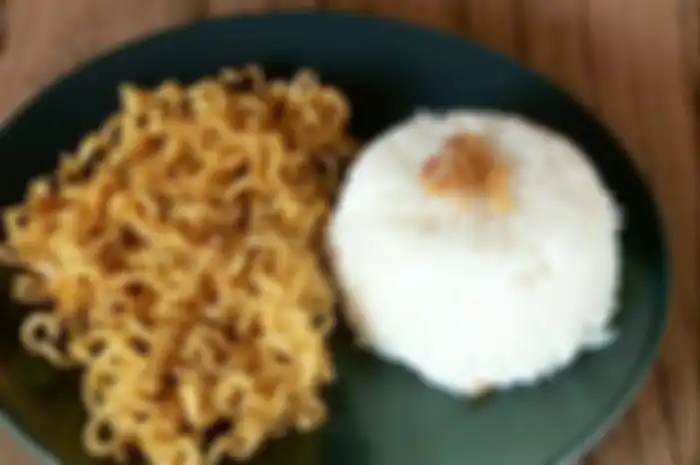 Kebiasaan makan nasi bersama mi instan bisa membawa masalah yang sangat serius untuk kesehatan kita. Jangan lakukan lagi ya...