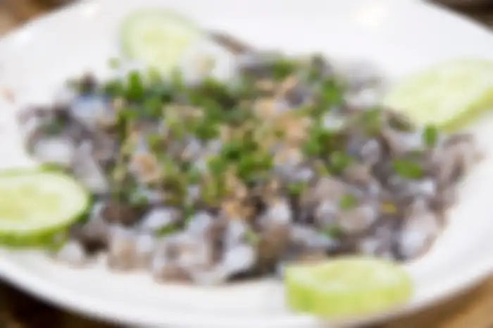 Sashimi kerap disajikan mentah tanpa dimasak apapun. Namun, kalau di Korea Selatan, sashiminya sangat unik! Anda belum tentu berani mencoba makanan ini.