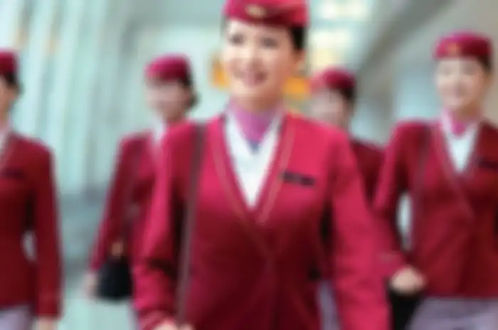 Maskapai penerbangan pun juga melibatkan perancang busana ternama untuk membuat desain seragam pramugarinya sempurna. 