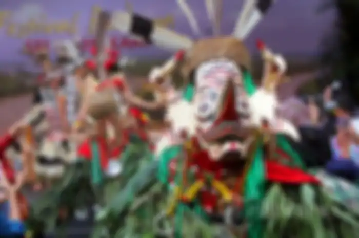 Tarian Hudoq merupakan tarian magis dari daerah Dayak, Kalimantan Timur yang dipercaya berasal dari Kerajaan Bawah Air.