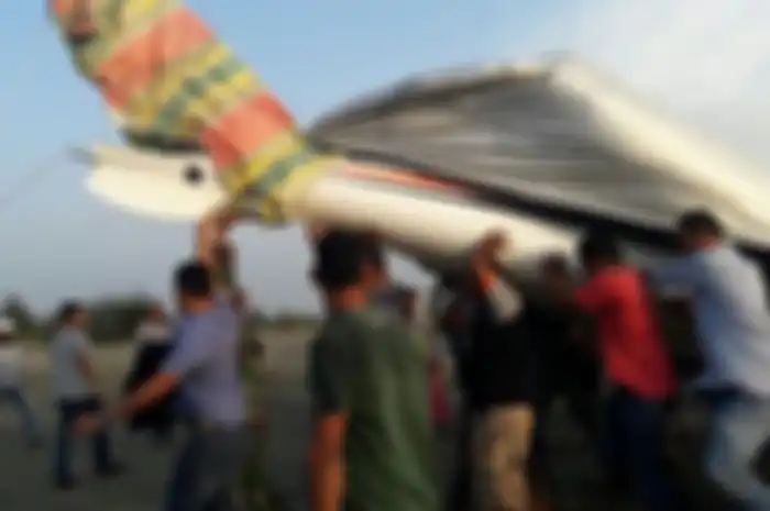 Saat menjelang sore, warga melihat pesawat jenis Shark Aero itu terbang rendah lalu terjungkal di pasir.