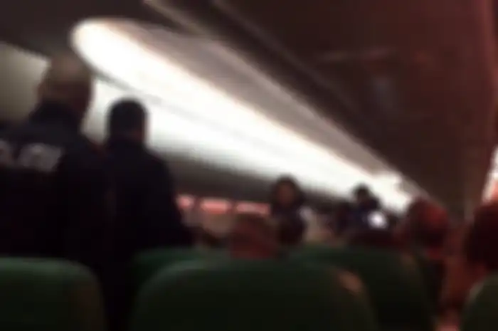 Pilot harus melakukan pendaratan darurat karena seorang penumpang pria tidak mau berhenti kentut. Pria yang berada di dekatnya merasa terganggu dan kedua pria itu membuat keributan sehingga pilot haru