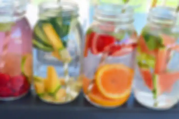 Untuk mendetoksifikasi tubuh, kita bisa membuat minuman detoksifikasi dengan bahan buah-buahan dan rempah-rempah.