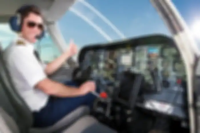 Pilot tidak berkumis dan berjenggot terlalu panjang. Bukan untuk menunjang penampilan saja, aturan ini digunakan untuk menyelamatkan nyawa pilot, sekaligus para penumpangnya.