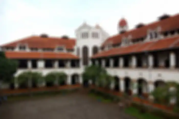 Bangunan yang didirikan mulai 1916-1918 ini memiliki lima gedung dengan fungsi yang berbeda-beda dahulunya.