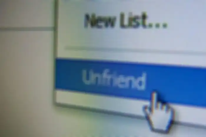 'Unfriend' Rekan Kerja di Medsos Dianggap Sama dengan Mem-'Bully'?