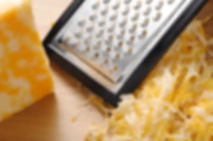 Membersihkan Peralatan Dapur