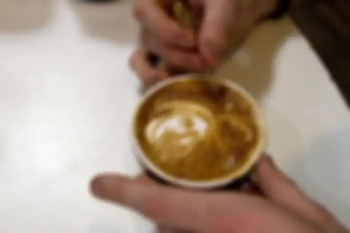 Seni Menghias Kopi, Bisa Tangan Kosong atau Bersenjata