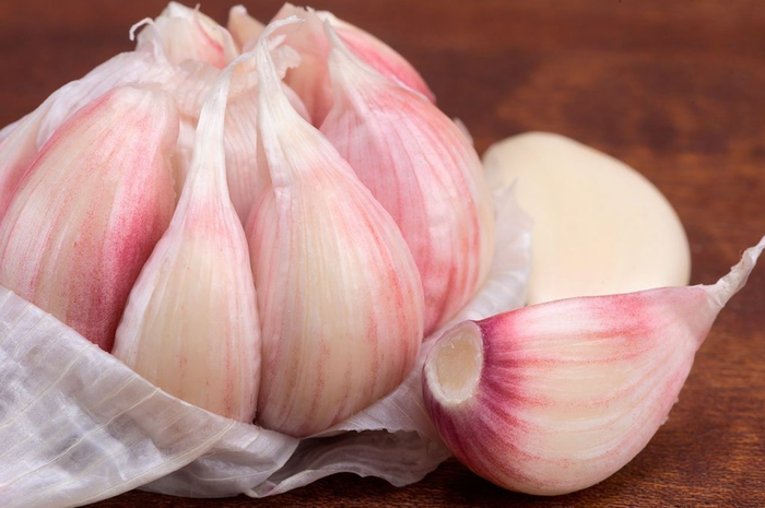 Beberapa penelitian menunjukkan bahwa waktu terbaik untuk makan bawang putih adalah pada saat perut kosong , terutama setelah bangun tidur.