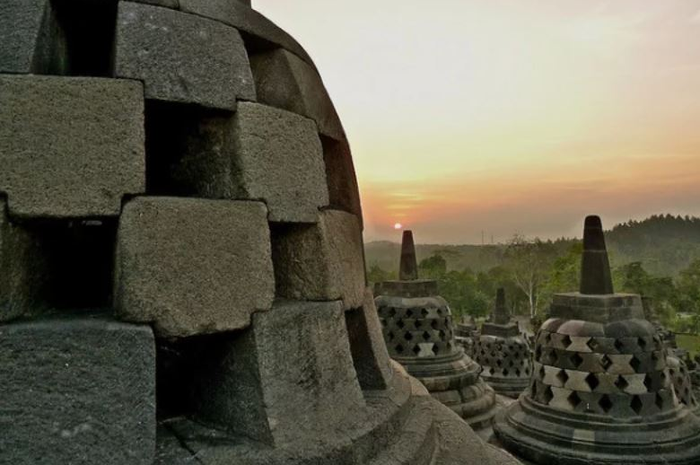 Apa sih yang membuat wisatawan tertarik untuk berkunjung ke Indonesia? Berikut ini 7 hal yang menarik dari Indonesia  di mata wisatawan.