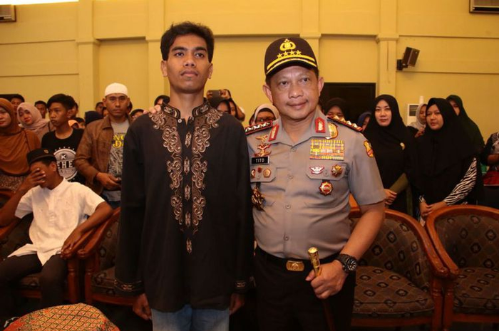 Kapolri Jenderal Polisi Tito Karnavian melayat ke almarhum Bripka Marhum Frenje yang sempat disemayamkan di Mako Brimob Polri, Jakarta, Jumat (11/5/2018). Dalam kesempatan itu, Tito menyempatkan diri bertemu dengan keluarga dan putra tertua Marhum, yaitu Irfan Sang Frenje.