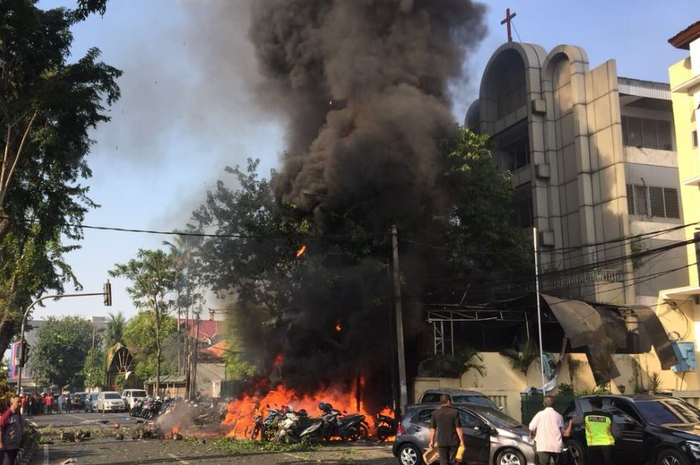 Kobaran api diduga dari bom bunuh diri di depan GKI Jl Diponegoro, Kota Surabaya, Minggu (13/5/2018)