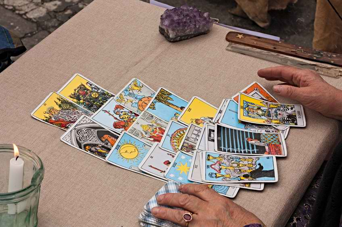 Roy Kiyoshi menyatakan tak perlu indera keenam untuk belajar tarot. Ketahui fakta tentang tarot dan perkembangannya yang wajib diketahui.