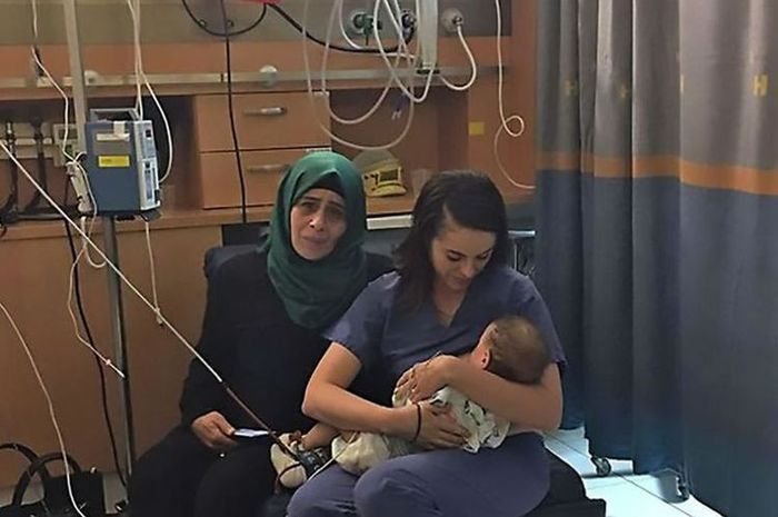 Di tengah perjalanan, mobil yang ditumpangi keluarga yang terdiri atas orangtua dan seorang bayi bertabrakan dengan sebuah bus.