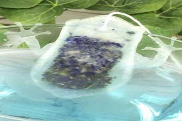 Sebuah perusahaan teh meluncurkan teh celup berbentuk kodok. Uniknya air teh yang dihasilkan berwarna biru dari bahan alami, bukan pewarna buatan.