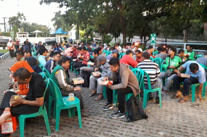 Sejak tujuh tahun terakhir, perusahaan operator tol tersebut selalu menyediakan buka puasa gratis di halaman kantornya. 