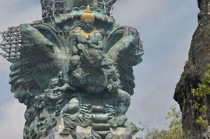Menurut Pastika, patung setinggi 121 meter itu bisa diwujudkan karena komitmen yang kuat dan teguh serta perjuangan panjang, baik material, spiritual, moral serta berbagai tantangan. 