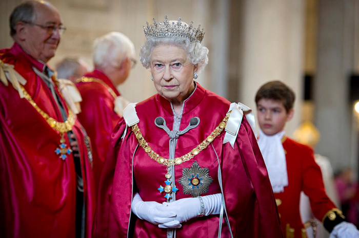 Mulai dari pemain harpa khusus untuk Pangeran Charles hingga penguji sepatu Ratu Elizabeth II, inilah 6 profesi unik yang ada di Kerajaan Inggris