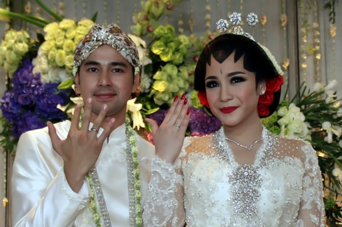 Bagaimapaun juga, semasa masih bujang, Raffi dikenal sebagai sosok yang kerap bergonta-ganti kekasih alias playboy.