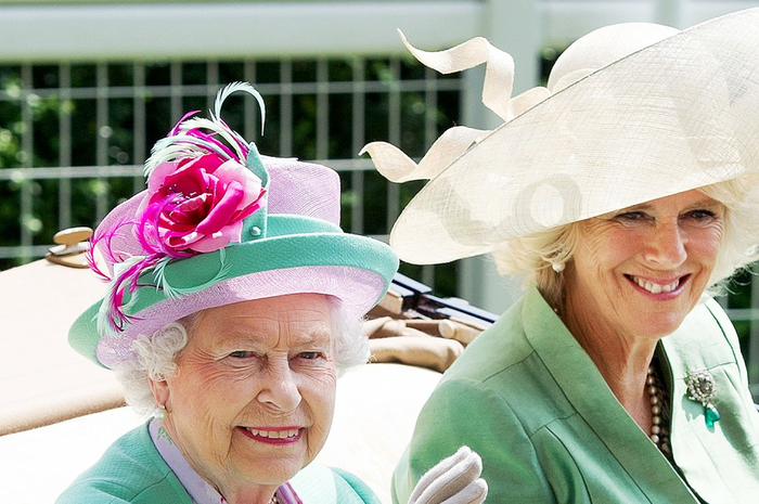 Saat masih muda dan drama perselingkuhannya dengan Pangeran Harry belum tercium, Camilla cukup dekat dengan Ratu Elizabeth II.
