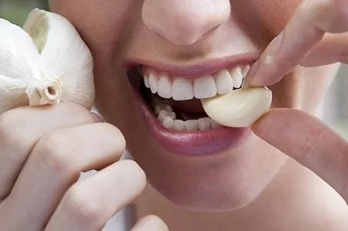 Orang Cina memasukkan bawang putih ke dalam mulut mereka dan menghisapnya selama 30 menit di pagi hari.