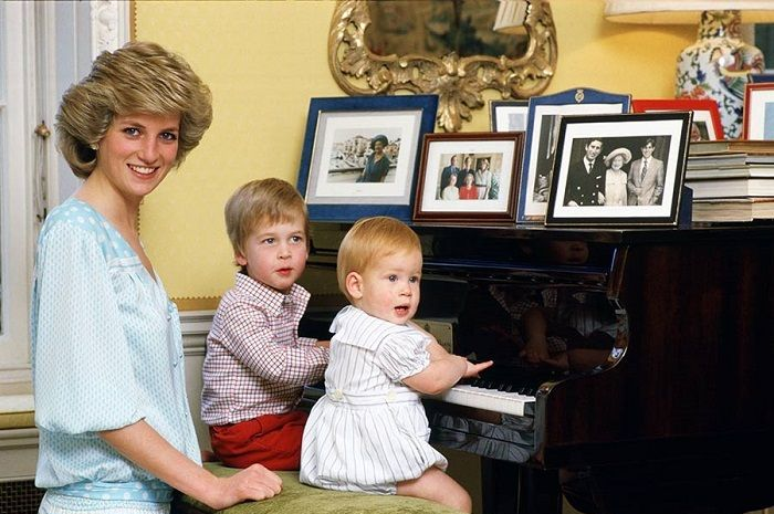 Sebelum meninggal, Putri Diana sempat menelepon William dan Harry, yang membuat mereka berdua penuh penyesalan. Apa yang mereka bicarakan?