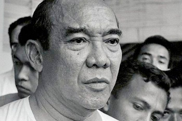 Karena lapar, Sukarno meminta, “Nasi dengan kecap saja saya mau.” Lagi-lagi pelayan menjawab, “Nasinya tidak ada.” 