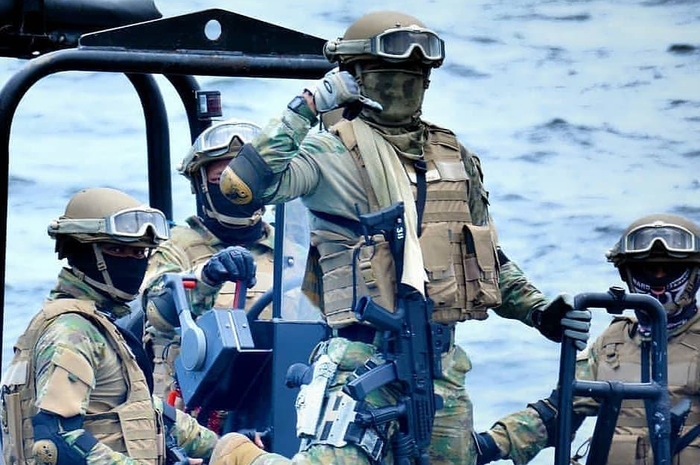 Tanpa banyak buang waktu, pasukan Kopaskan bernama Ismail itu langsung meluncur dengan perahu karet bermotor menuju kapal Malaysia pertama.