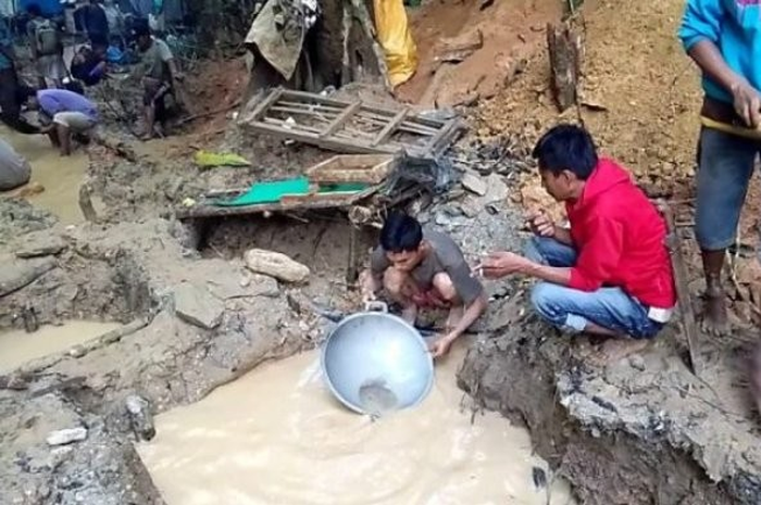 Penduduk Ulunggolaka, Kecamatan Latambaga, Kabupaten Kolaka, Sulawesi Tenggara mengalami bencana banjir pada tahun 2017 silam.