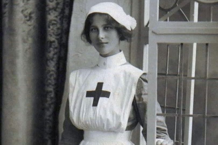 Margaret Fortescue, yang dikenal keluarga dan teman-teman sebagai Daisy, pernah melayani negara di kapal rumah sakit.