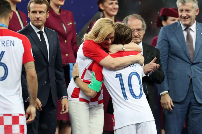 Pada saat pembagian medali dan piala, Presiden Kroasia memeluk pemain timnasnya. Kehebohan pun terjadi di Iran.