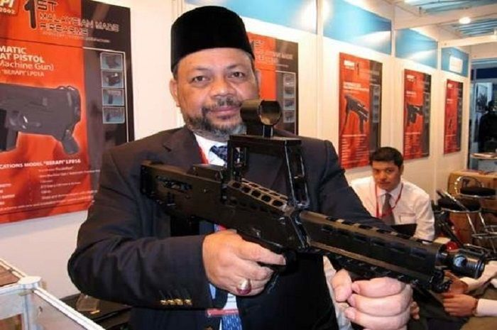 Respon publik Malaysia malah negatif mengenai prototipe senapan VB Berapi. Hal ini karena senjata itu berdesain aneh juga konyol.