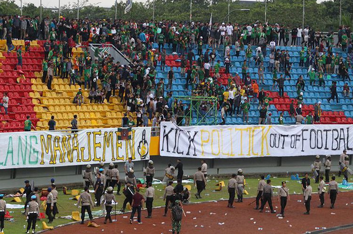 Hanya kurang dari sebulan perhelatan Asian Games, Stadion Jakabaring Palembang rusak jadi sasaran kekecewaan suporter Sriwijaya FC. 