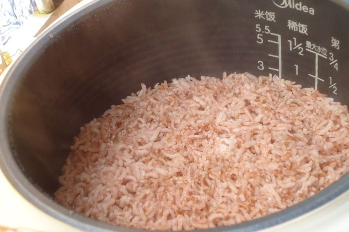 Begini rahasianya masak nasi merah cuma pakai rice cooker, hanya pakai 3 langkah ini, dan dapatkan nasi merah yang enak.