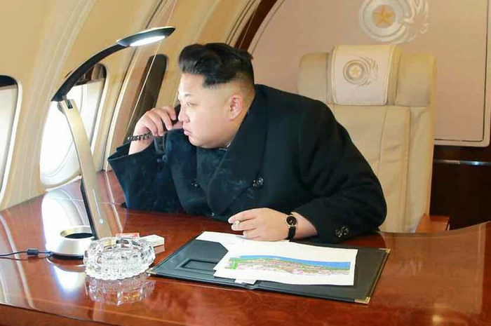 Di tengah isu kelaparan yang melanda warga Korea Utara, Kim Jong Un malah memamerkan mobil mewahnya yang berharga sekitar Rp7,1 Miliar