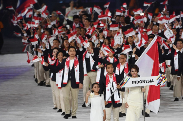 Sebagai pembawa bendera, Siman Sudartawa akan memimpin barisan kontingen Indonesia ketika mengelilingi Stadion Utama Gelora Bung Karno (SUGBK). 