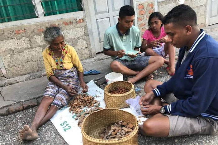 Rutinitas itu sudah dia lakukan sejak anaknya Raymundus Sau Fernandez masih kecil. Menjual asam dilakukan bersama suami secara rutin setiap tahun. 