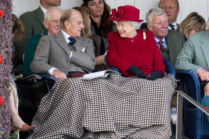 Meski terlihat selalu bersama, ternyata bukan Pangeran Charles anak kesayangan Ratu Elizabeth II, mau tahu?