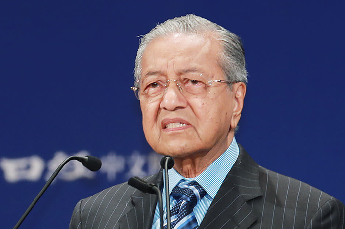 Mahathir memperingatkan Filipina untuk berhati-hati mengenai potensi adanya 'jebakan' di balik utang yang diberikan oleh China.