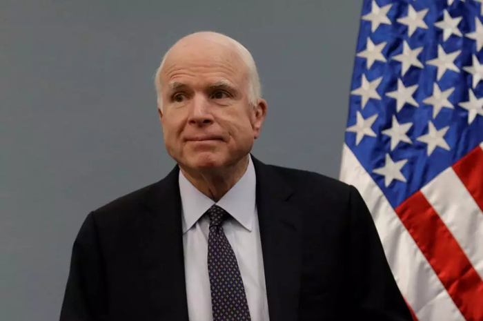 Senator Amerika Serikat yang dikenal sangat vokal, John McCain, meninggal dunia pada usia 81 tahun karena kanker otak yang dideritanya.
