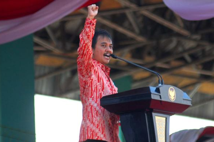 Menpora Imam Nahrawi mengatakan barang milik negara yang diduga masih berada dalam penguasaan Roy Suryo mencapai maksimal Rp9 miliar.