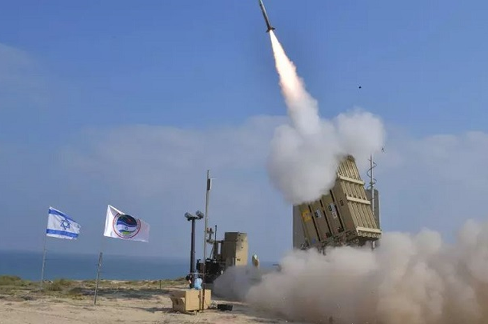 Arab Saudi telah membeli sistem pertahanan rudal Iron Dome dari Israel untuk mempertahankan diri dari serangan rudal oleh pemberontak Houthi di Yaman.