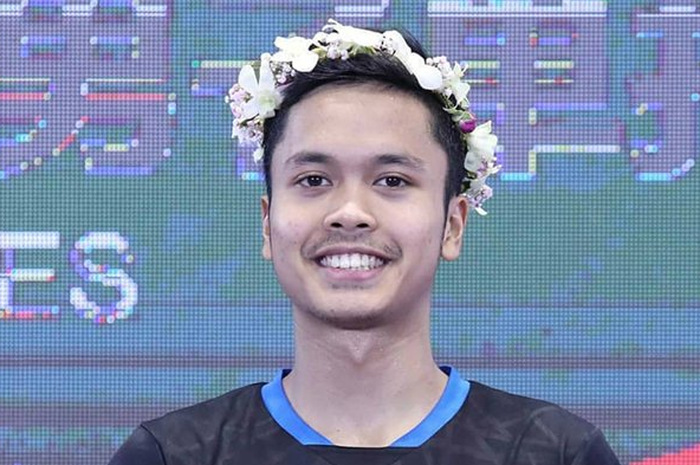 Pada laga final, nama Anthony dielu-elukan para penonton China saat ia bertanding melawan Kento Momota dari Jepang.