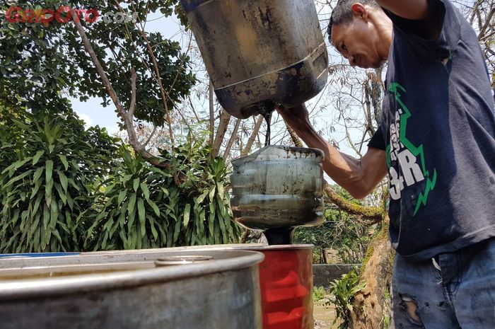 Pasti Anda yang sering servis motor di bengkel sering bertanya untuk apa oli bekas motor dikumpulkan.