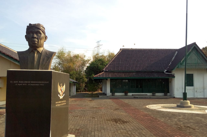 Rumah peninggalan Dr. Radjiman telah berusia lebih dari 140 tahun, rumah ini biasanya akan dikunjungi calon wakil rakyat untuk 'ngalap berkah',