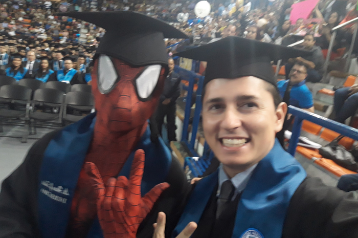 Upacara wisuda di sebuah universitas jelas merupakan acara yang indah dan menggembirakan, walau kadang membosankan.